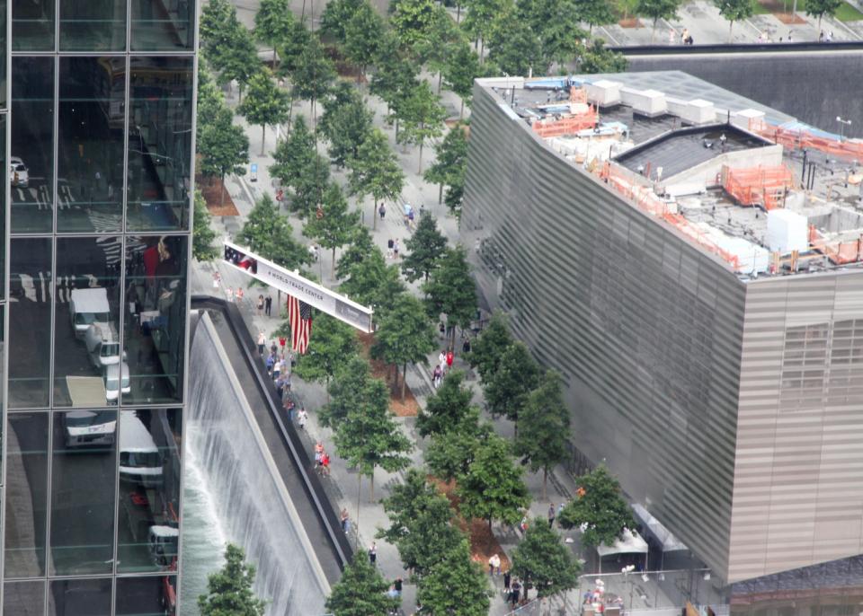 The final steel beam is lifted at 4 World Trade Center (Amy Dreher photo) 4WTC_blog.jpg